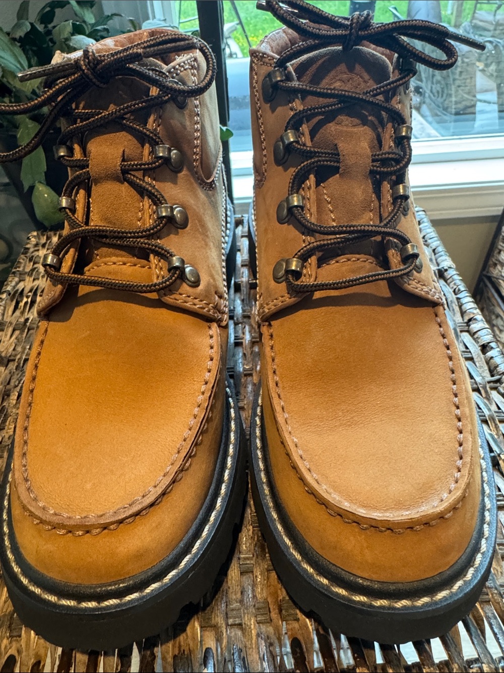 ARIAT women's brown leather Chukka boots size 8